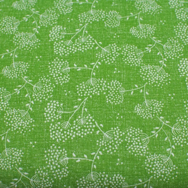 Białe dmuchawce na zieleni - tkanina bawełniana