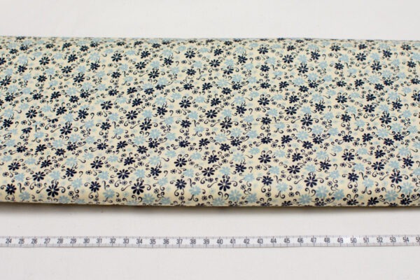 Niebieskie kwiatuszki i zawijaski na kremowym - tkanina bawełniana