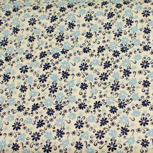 Niebieskie kwiatuszki i zawijaski na kremowym - tkanina bawełniana