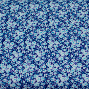 Gęste niebieskie pączki kwiatów - tkanina bawełniana