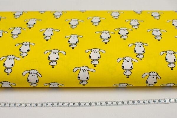 Owieczki na żółtym - tkanina bawełniana