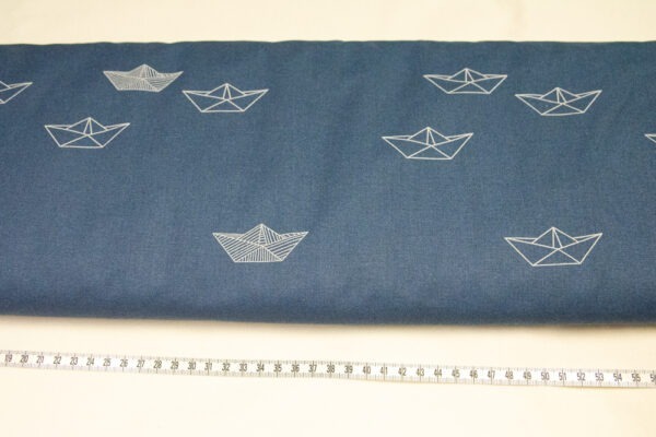 Papierowe łódki na ciemnoniebieskim - tkanina bawełniana