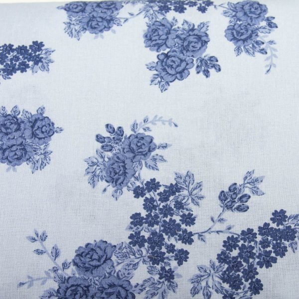 Róże na bladym niebieskim - tkanina bawełniana