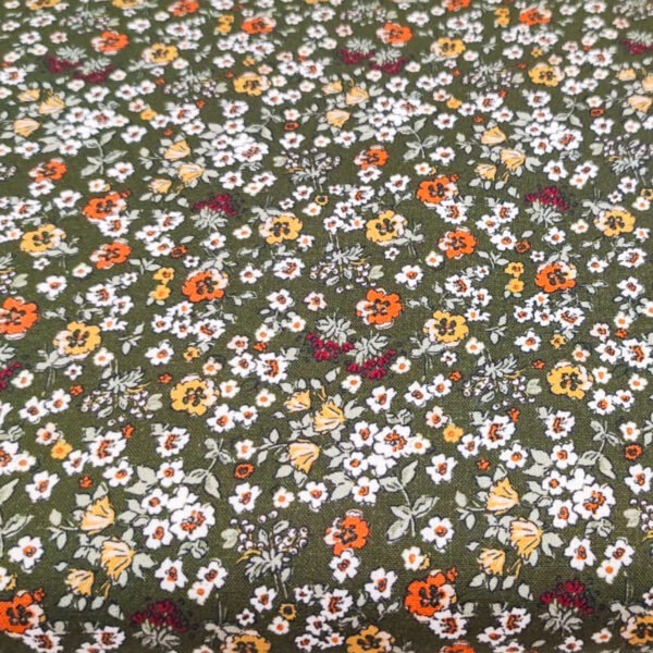 Kolorowe kwiatuszki na oliwkowym - tkanina bawełniana