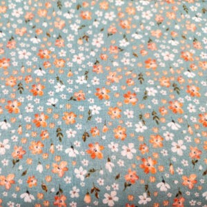 Brzoskwiniowe kwiatuszki na błękicie - tkanina bawełniana