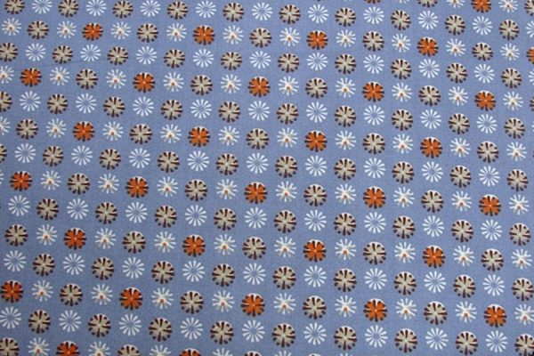 Kwiatuszki beż/pomarańcz na niebieskim - tkanina bawełniana